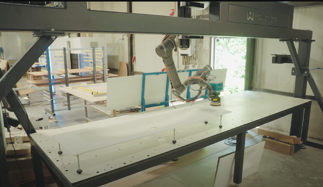 Lijado de mueble con cobot Techman