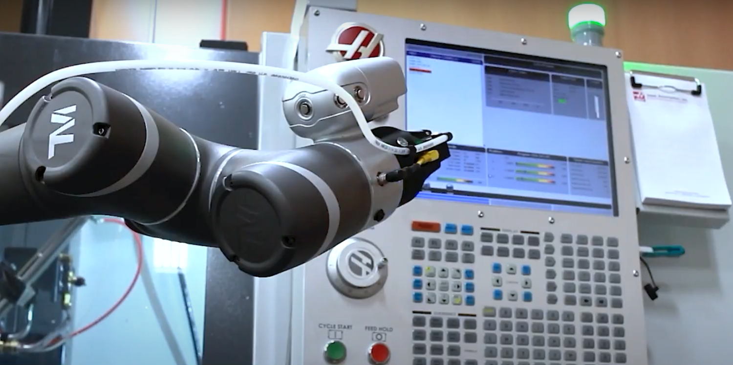 Cobot Techman inspeccionando un panel de control en un entorno industrial.
