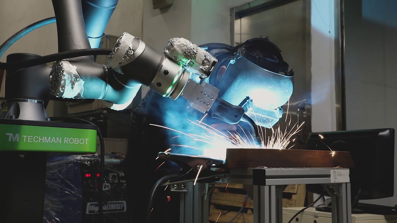 Cobot Techman colaborando con humano en tareas de soldadura.